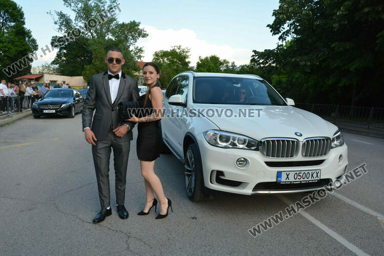 Абитуриентите на ФСГ с лъскави коли, файтон и багер на бала