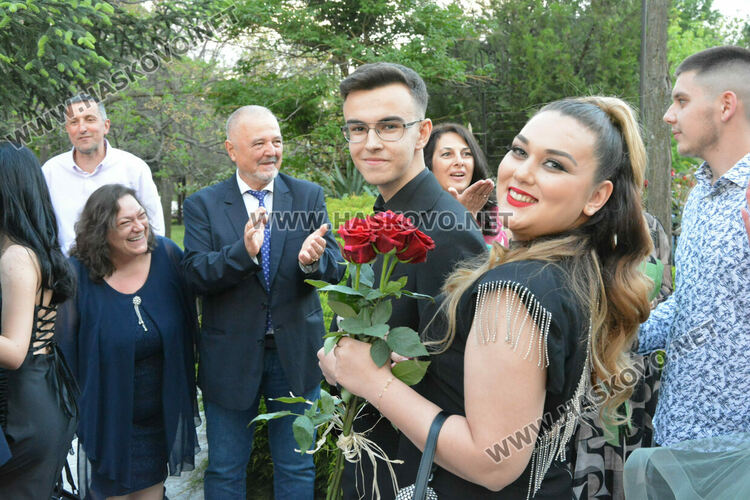 Абитуриентите на ФСГ с лъскави коли, файтон и багер на бала