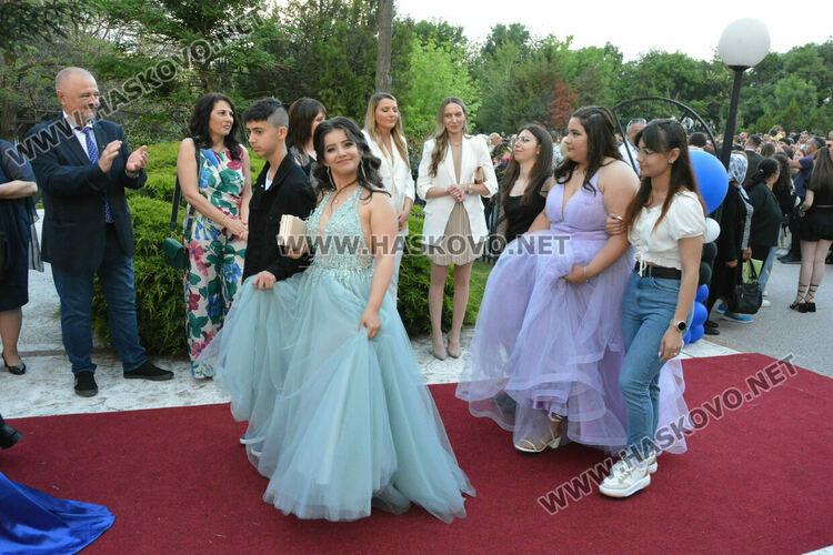 Абитуриентите на ФСГ с лъскави коли, файтон и багер на бала