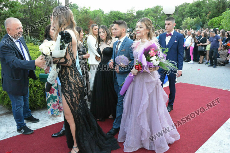 Абитуриентите на ФСГ с лъскави коли, файтон и багер на бала