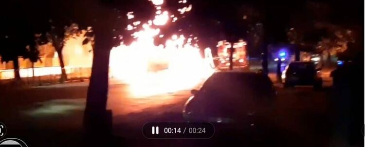 БМВ се запали в кв."Възрожденци",причината -късо съединение