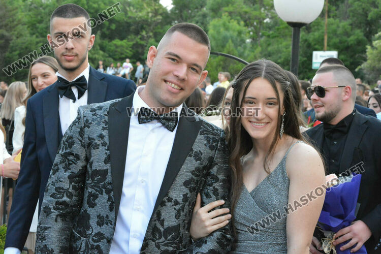 Абитуриентите на ФСГ с лъскави коли, файтон и багер на бала