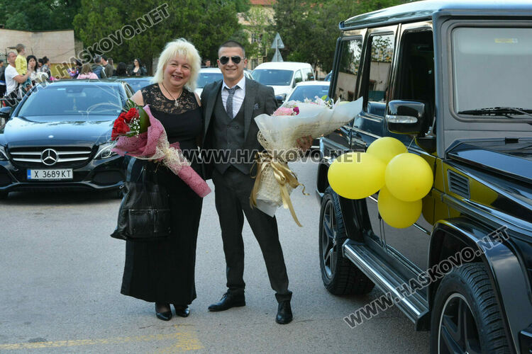 Абитуриентите на ФСГ с лъскави коли, файтон и багер на бала