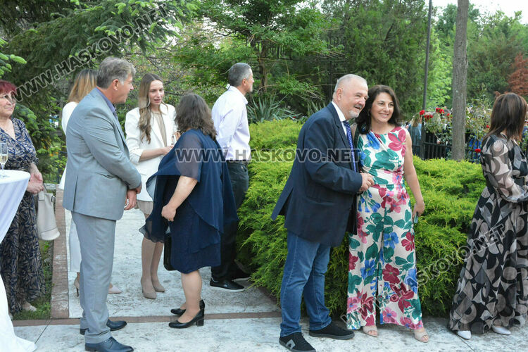 Абитуриентите на ФСГ с лъскави коли, файтон и багер на бала