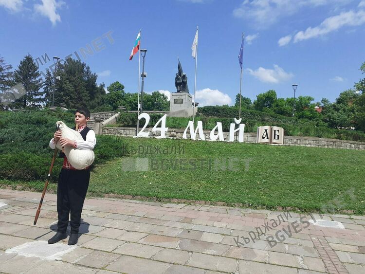 Поставиха тематичен надпис за 24 май в Градската градина