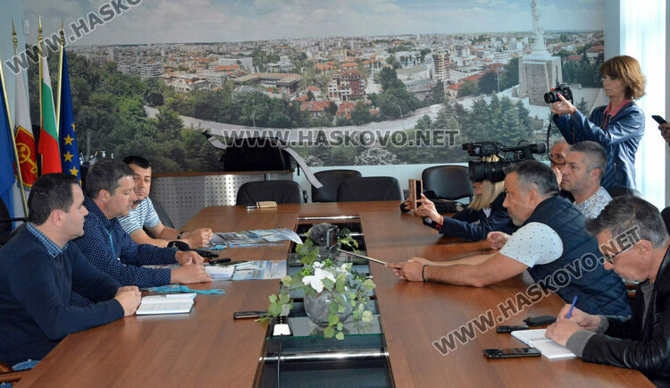 40 автомобилни пилоти на старта на шампионата на затворен маршрут в Хасково