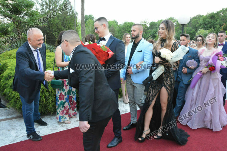 Абитуриентите на ФСГ с лъскави коли, файтон и багер на бала