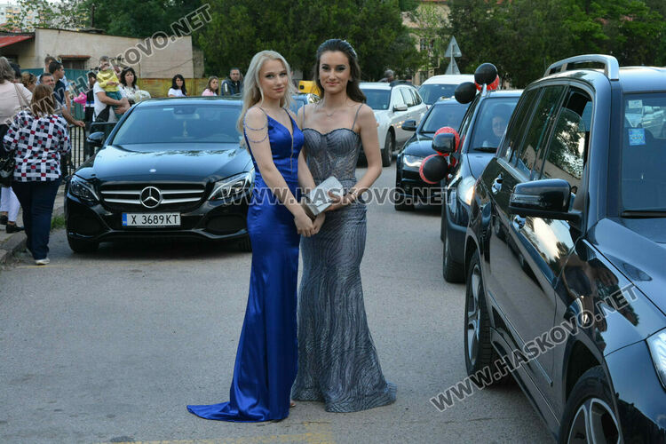 Абитуриентите на ФСГ с лъскави коли, файтон и багер на бала