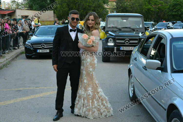 Абитуриентите на ФСГ с лъскави коли, файтон и багер на бала