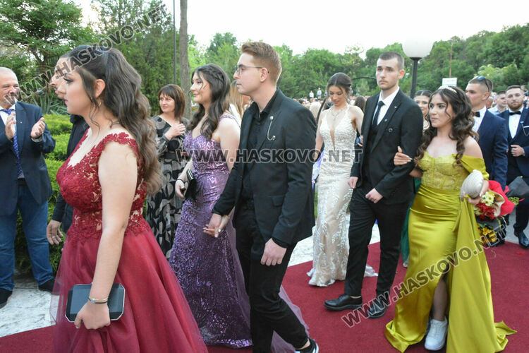 Абитуриентите на ФСГ с лъскави коли, файтон и багер на бала