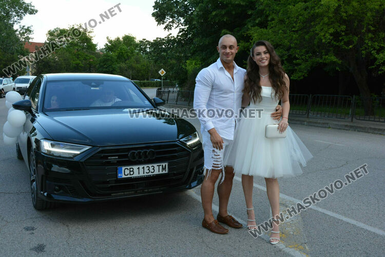 Абитуриентите на ФСГ с лъскави коли, файтон и багер на бала