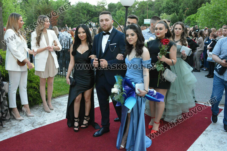 Абитуриентите на ФСГ с лъскави коли, файтон и багер на бала