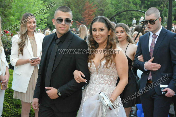 Абитуриентите на ФСГ с лъскави коли, файтон и багер на бала