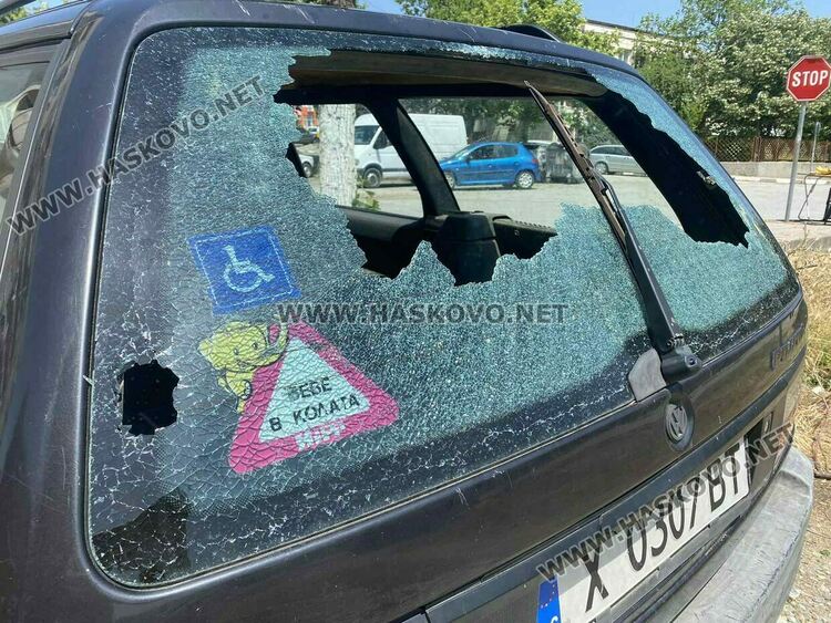 Задържаха трима, потрошили четири коли