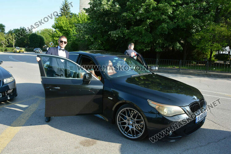 Абитуриентите на ФСГ с лъскави коли, файтон и багер на бала