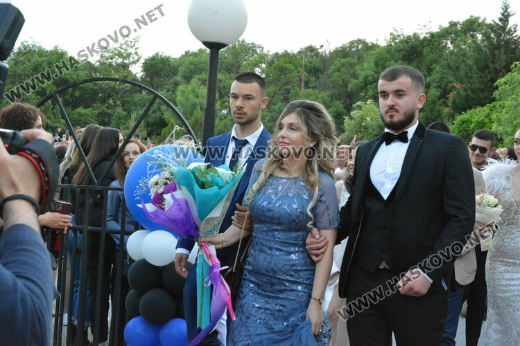 Абитуриентите на ФСГ с лъскави коли, файтон и багер на бала