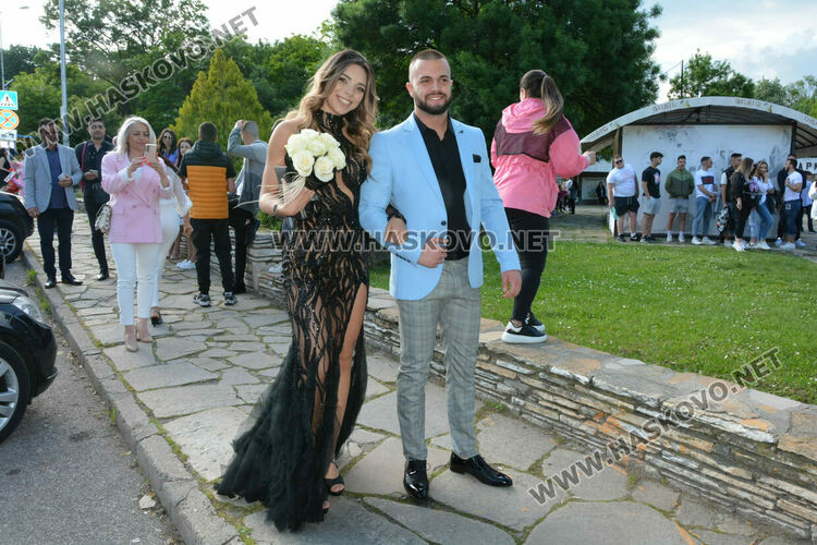 Абитуриентите на ФСГ с лъскави коли, файтон и багер на бала