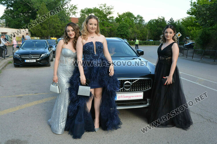 Абитуриентите на ФСГ с лъскави коли, файтон и багер на бала