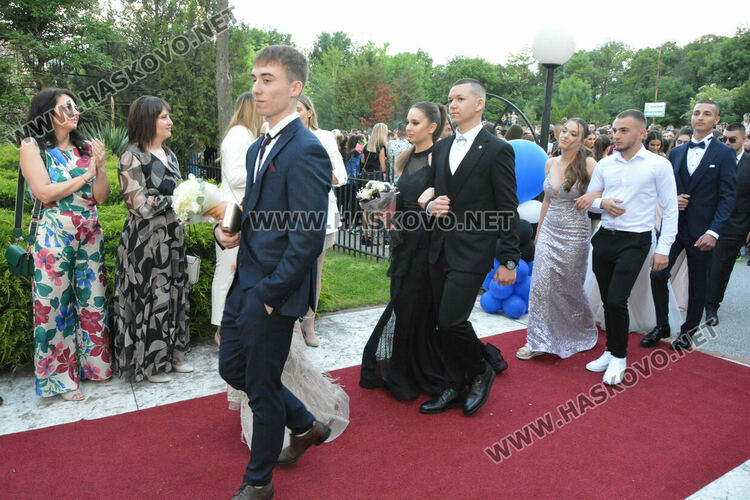 Абитуриентите на ФСГ с лъскави коли, файтон и багер на бала