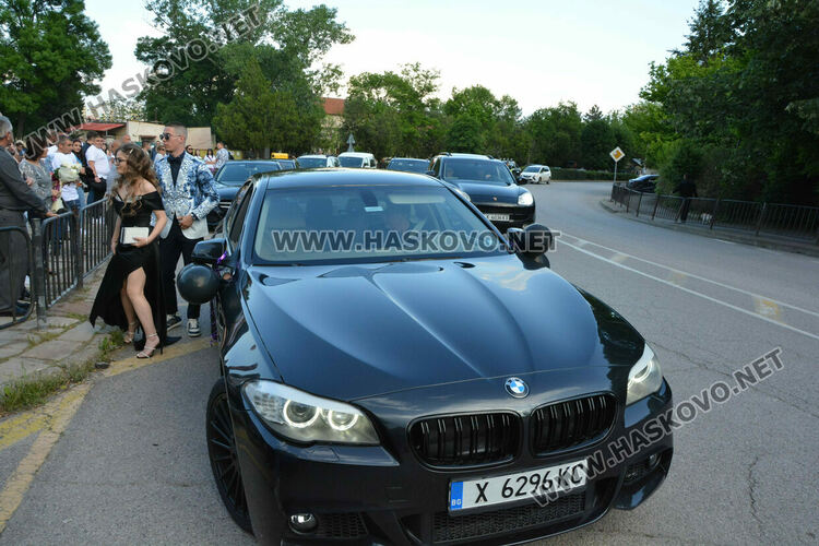 Абитуриентите на ФСГ с лъскави коли, файтон и багер на бала