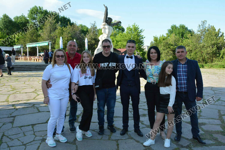 Абитуриентите на ФСГ с лъскави коли, файтон и багер на бала