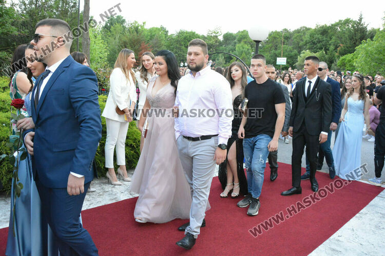 Абитуриентите на ФСГ с лъскави коли, файтон и багер на бала