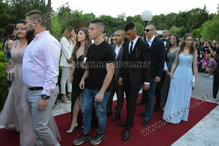 Абитуриентите на ФСГ с лъскави коли, файтон и багер на бала