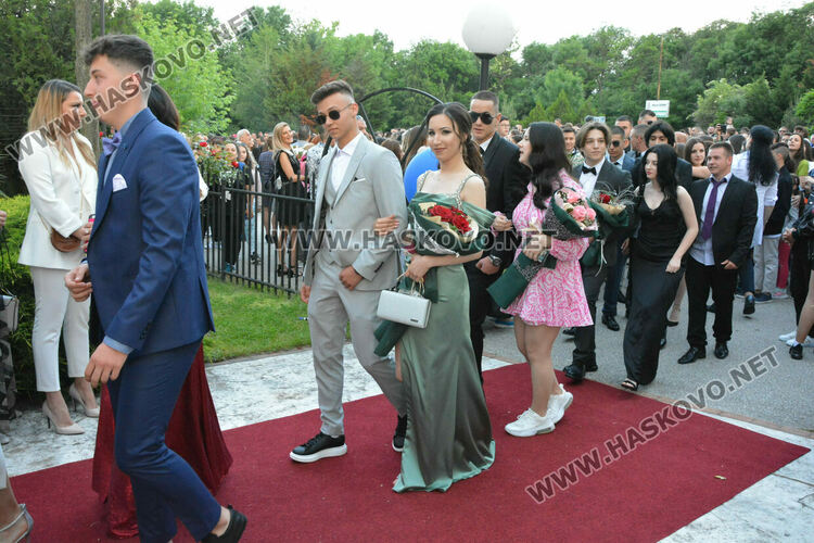 Абитуриентите на ФСГ с лъскави коли, файтон и багер на бала