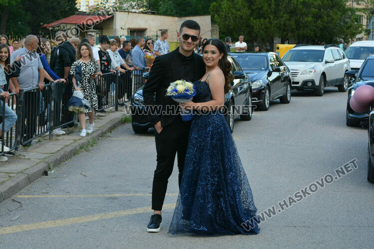 Абитуриентите на ФСГ с лъскави коли, файтон и багер на бала