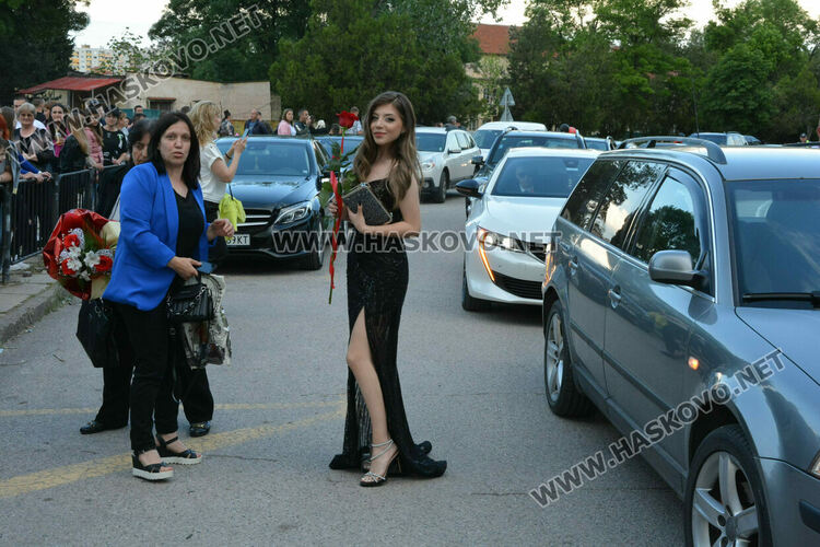 Абитуриентите на ФСГ с лъскави коли, файтон и багер на бала