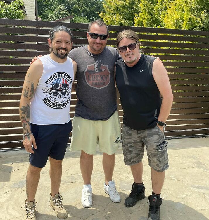  На снимката отляво на дясно: Рони Ромеро, Иван Сталев от „Джон Стийл“ и Дуги  Уайт