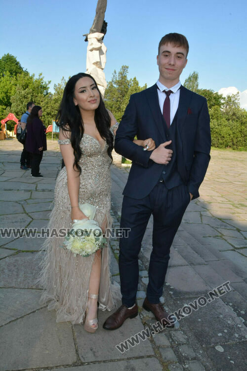 Абитуриентите на ФСГ с лъскави коли, файтон и багер на бала