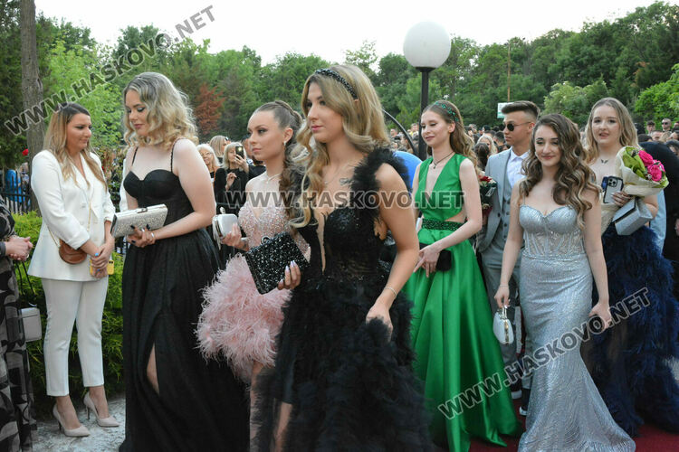 Абитуриентите на ФСГ с лъскави коли, файтон и багер на бала