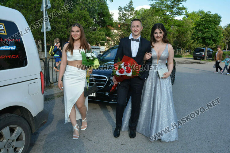 Абитуриентите на ФСГ с лъскави коли, файтон и багер на бала