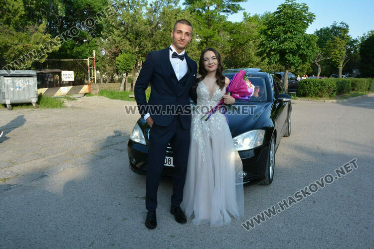Абитуриентите на ФСГ с лъскави коли, файтон и багер на бала