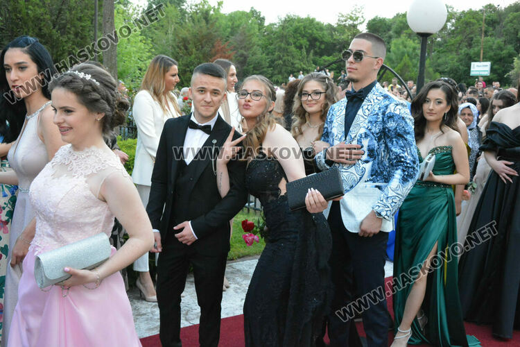 Абитуриентите на ФСГ с лъскави коли, файтон и багер на бала