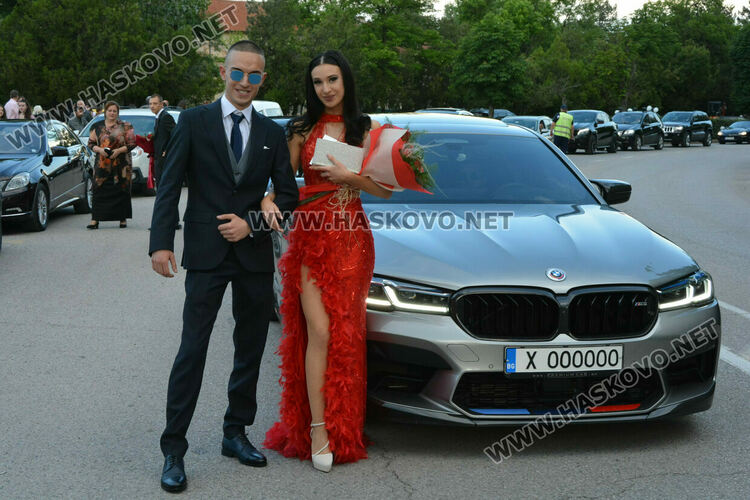 Абитуриентите на ФСГ с лъскави коли, файтон и багер на бала