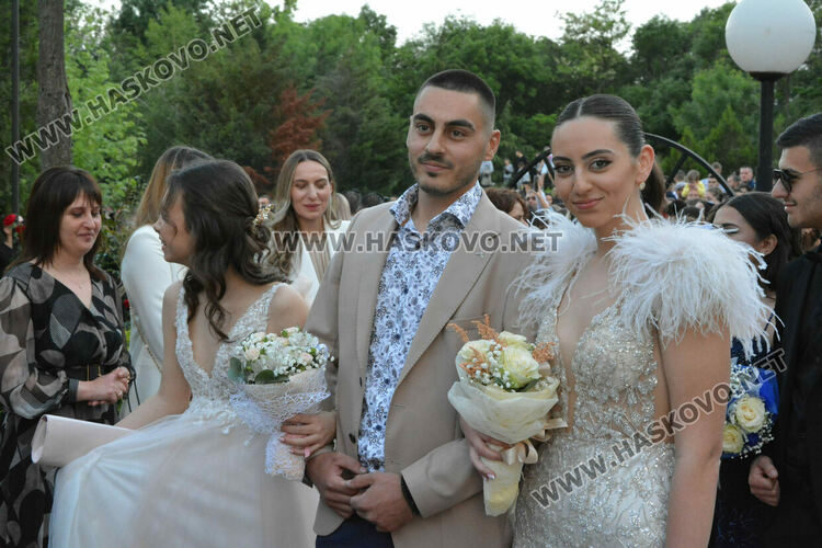 Абитуриентите на ФСГ с лъскави коли, файтон и багер на бала