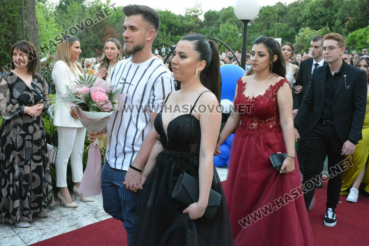 Абитуриентите на ФСГ с лъскави коли, файтон и багер на бала