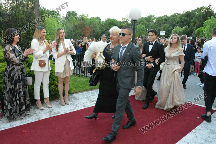 Абитуриентите на ФСГ с лъскави коли, файтон и багер на бала