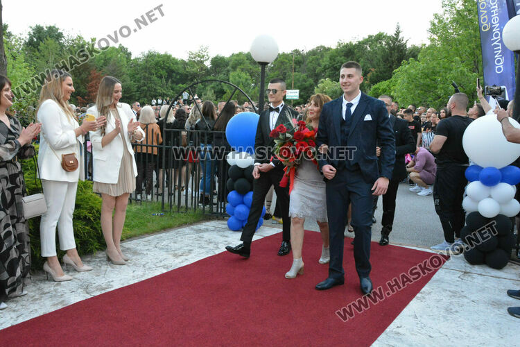 Абитуриентите на ФСГ с лъскави коли, файтон и багер на бала