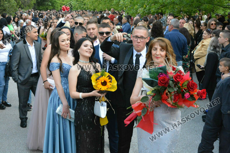 Абитуриентите на ФСГ с лъскави коли, файтон и багер на бала