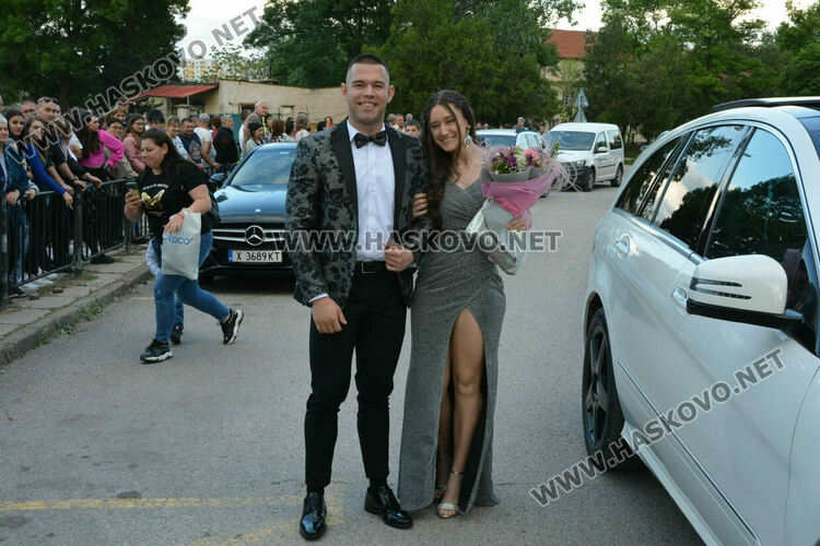 Абитуриентите на ФСГ с лъскави коли, файтон и багер на бала