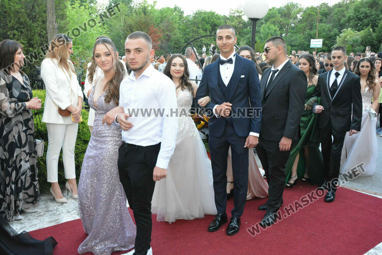 Абитуриентите на ФСГ с лъскави коли, файтон и багер на бала