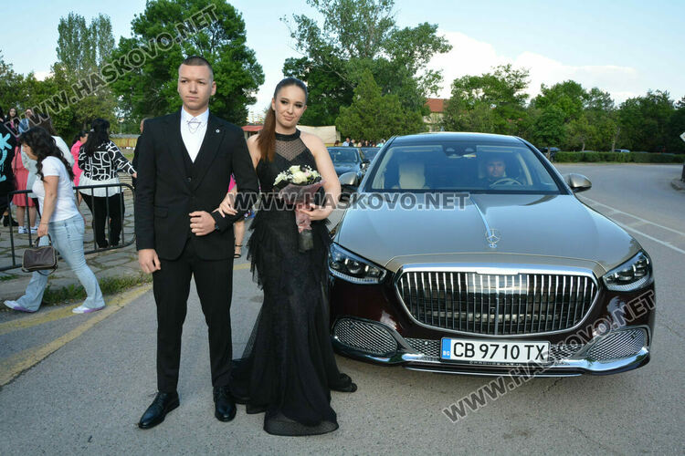 Абитуриентите на ФСГ с лъскави коли, файтон и багер на бала