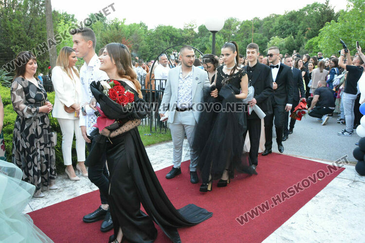 Абитуриентите на ФСГ с лъскави коли, файтон и багер на бала