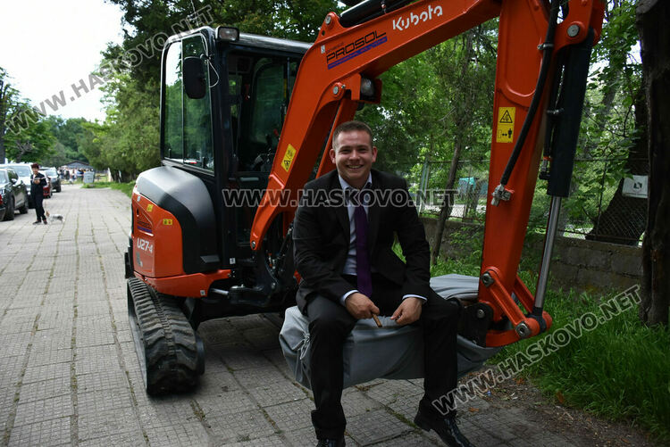 Абитуриентите на ФСГ с лъскави коли, файтон и багер на бала