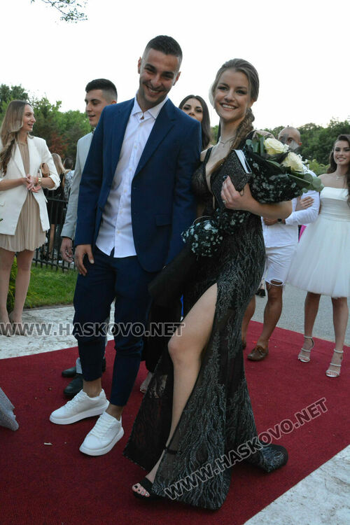 Абитуриентите на ФСГ с лъскави коли, файтон и багер на бала