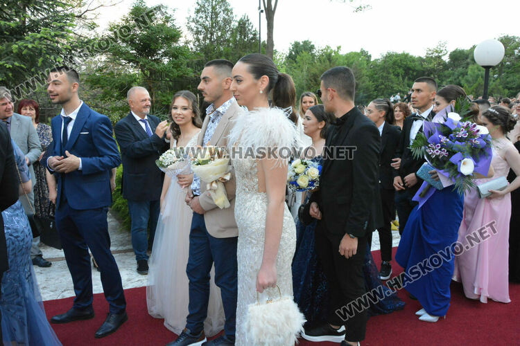 Абитуриентите на ФСГ с лъскави коли, файтон и багер на бала