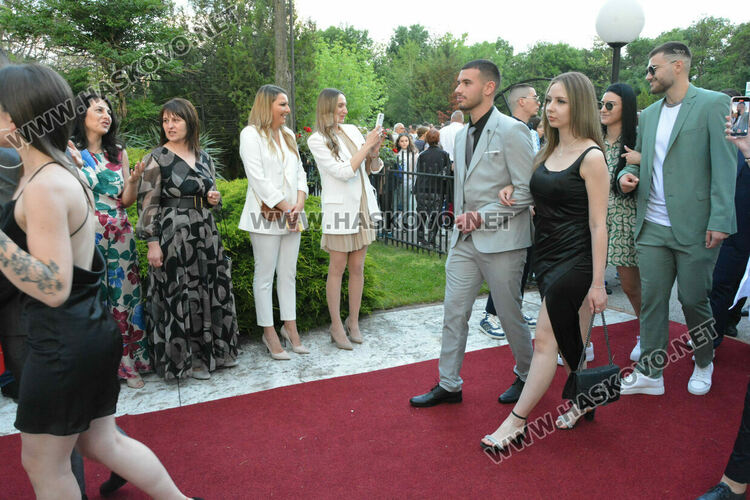 Абитуриентите на ФСГ с лъскави коли, файтон и багер на бала